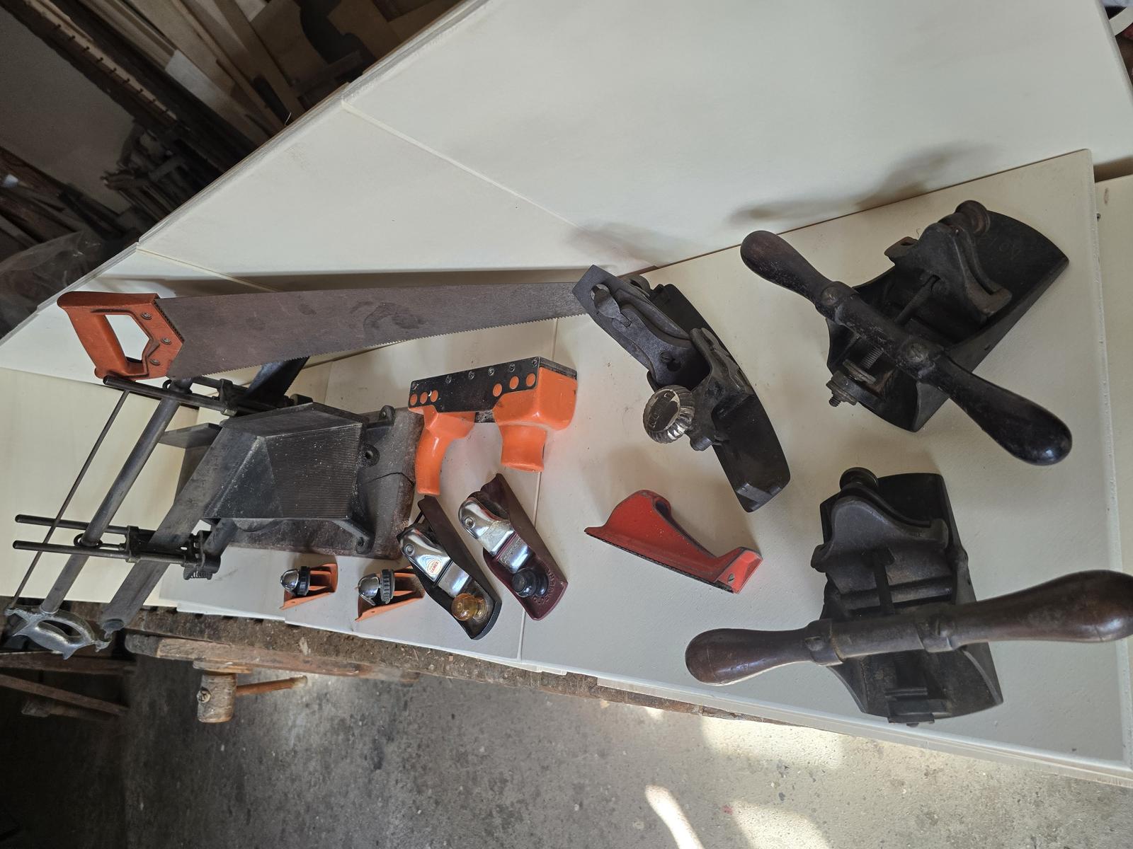 Utensili in metallo e plastica