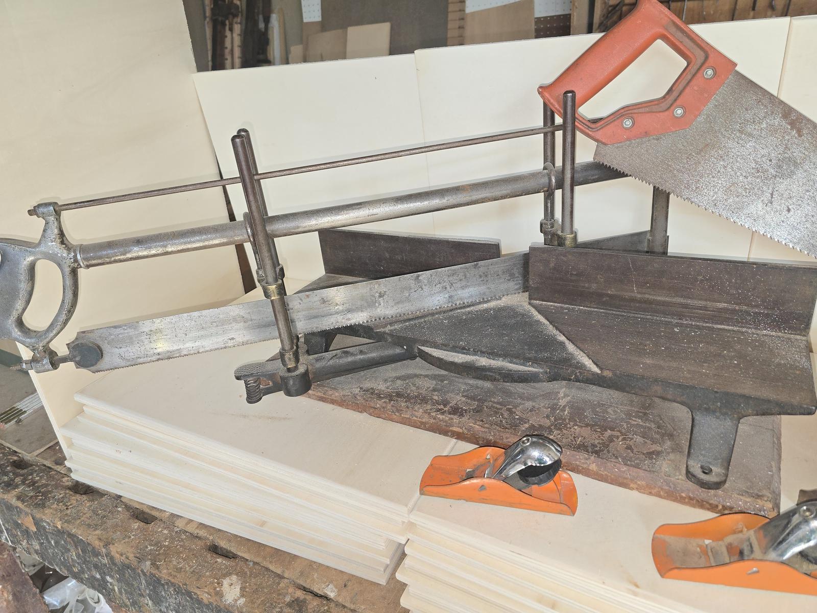 Sega a dorso con guida di taglio